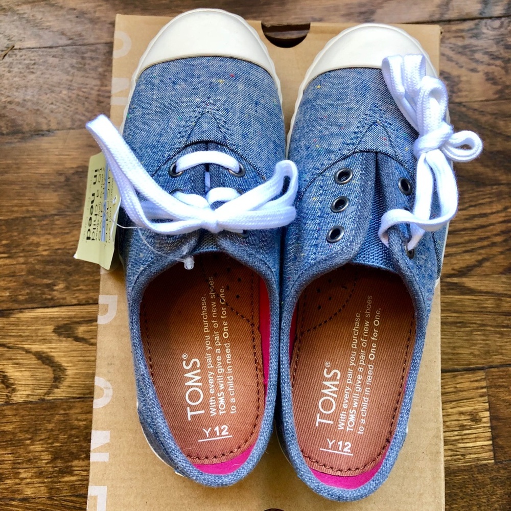 NIB!! TOMS youth size 12 lace-up chambray shoes